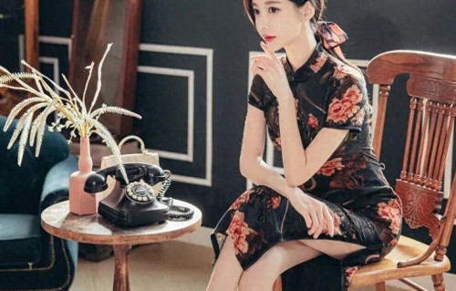 孙允珠 黑色底红花旗袍，搭配红底黑高跟，演绎东方婉约与现代精致