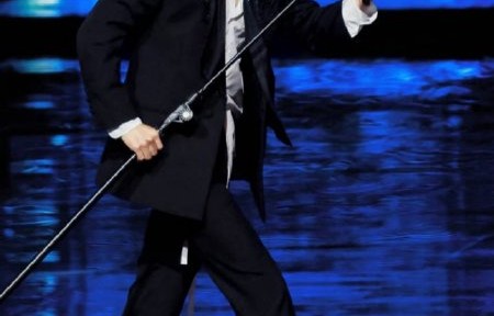 肖战在大湾区晚会中是如何高情商应对观众尖叫干扰的？