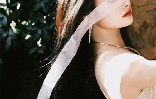 被徐若晗美到了！长裙造型仙气飘飘，清新灵动太惊艳