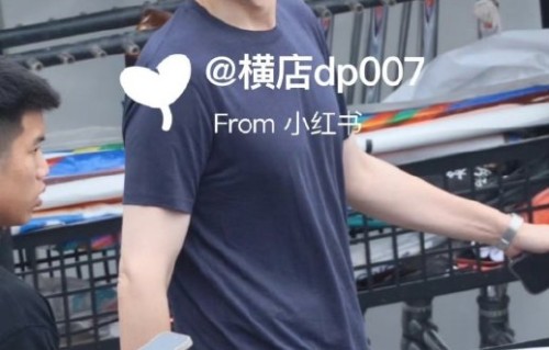 王传君在探班王鹤棣期间，具体做了哪些事情来支持他？