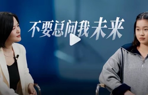 全红婵访谈落泪，她穿半拉链上衣留齐耳短发，脸很稚嫩表情成熟