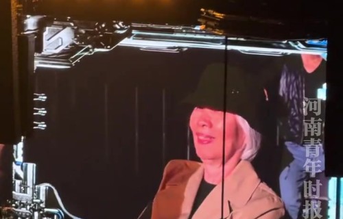 周杰伦杭州演唱会现场，周妈妈叶惠美与昆凌同框现身！！