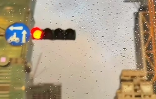 汪小菲马筱梅回台陪孩子，下雨天出门给孩子买吃的，合体撒糖超甜