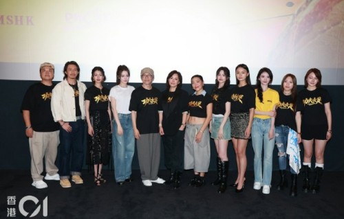 周星驰首映礼星妈罕见露面，女友话题再引热议