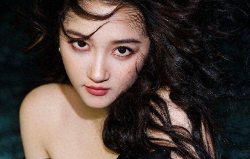 彻底撕掉甜妹标签！关晓彤性感封神，28岁解锁御姐天花板颜值