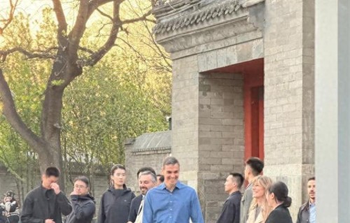 桑切斯带着妻子逛北京鼓楼被偶遇！穿蓝衬衫蓝牛仔裤