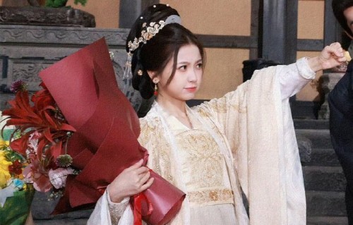 虞书欣云初令杀青剧照曝光