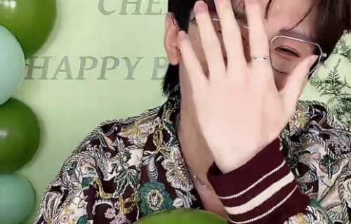 成毅为什么偏爱穿花衬衫上班？