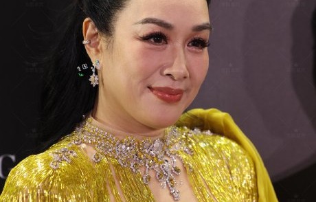 钟丽缇女儿携手亮相时装周：紧握的双手回应风波，上演家庭力量首秀