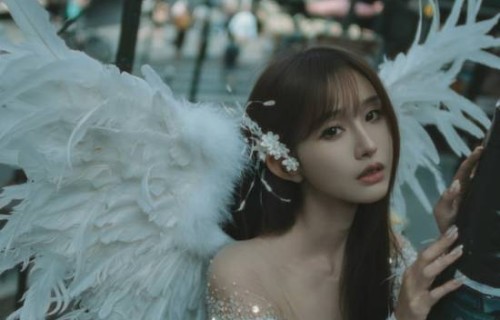 女星陈静巴黎街拍写真大片  深V镶钻短裙