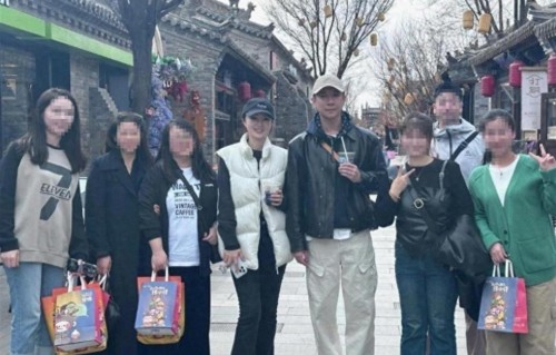 董璇陪张维伊返乡为公婆扫墓，本人又白又美还年轻，47看着像37
