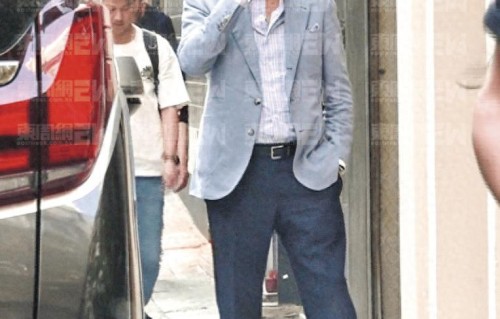 许晋亨在街头餐厅为李嘉欣等位，李嘉欣姗姗来迟，结婚18年仍恩爱