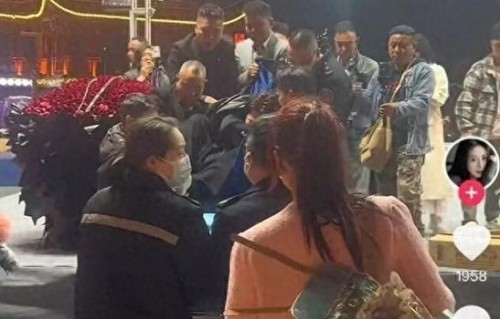 知名歌手直播后，突然捂胸口大喊我这里痛，随后抽搐晕倒