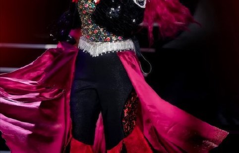 《乘风2026》中乌兰图雅组改编的《达拉崩吧》舞台，具体是如何融合民族唱腔和电子乐的？