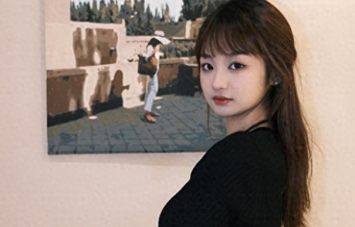 杨瀚森和女友近照，新秀年2分1篮板，年薪442万，女友很漂亮 