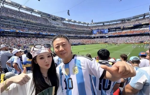 杨紫带爸爸看世界杯：从父亲节直播到决赛现场的圆梦之旅
