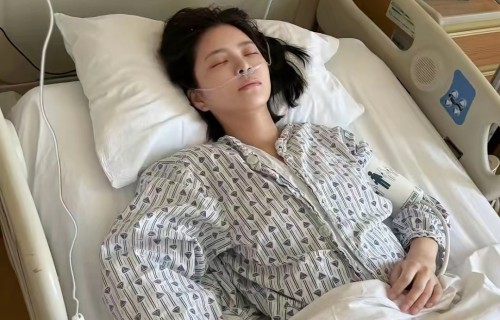 王灿切肺6天报平安，穿单肩上衣晒腋下“纱布贴”，又清瘦了不少