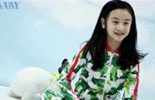 18岁森碟成都街头被偶遇,身高超1米7,背香奈儿气质大变