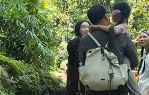 李晟一家3口游黄果树瀑布，8岁儿子出镜大眼帅气，吃5元一根香肠