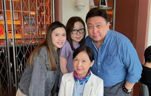 王晶71岁生日家庭照曝光，70岁老婆罕露面，结婚48年容忍多段绯闻