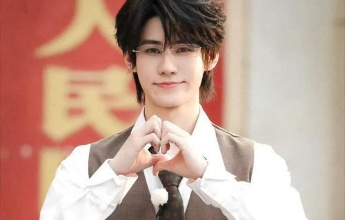 爱情保安张真源又来了，这次又要站在孟子义李昀锐中间贡献名场面