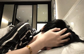 贺峻霖‘毛茸茸复仇’视频的完整片段哪里可以看到？