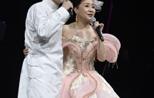 刘德华空降张德兰演唱会，朱丽倩携14岁女儿刘向蕙低调现身，网友：复刻母亲颜值