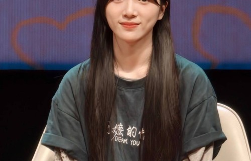 李思潼亲自辟谣签约传闻，目前未签任何公司，正忙于毕业论文