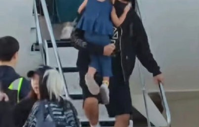周杰伦抱女儿牵儿子机场反差照，女儿奴实锤了