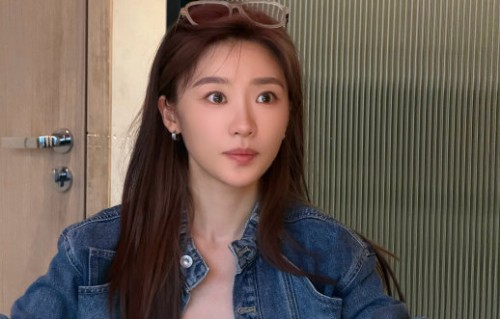 除了舞台表现，张月的日常生活或个性还有哪些吸引人的地方？