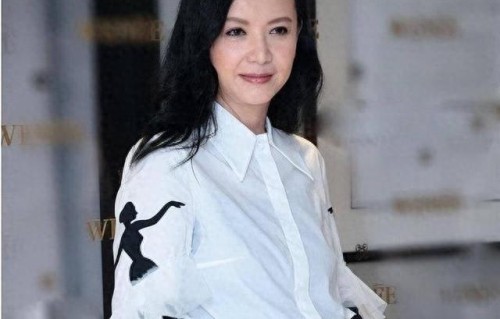 与梁朝伟同居6年分手，独自抚养儿子长大，儿子让她感到骄傲 