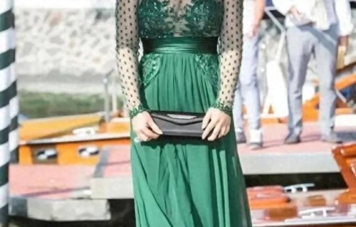 郝蕾太丰满，穿透视礼服都兜不住好身材，难怪网友这么喜欢她 