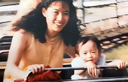 白发拄拐的演员，女儿37岁还没结婚，一场病改写两代人的人生