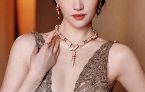 刘亦菲真空亮相宝格丽，深V造型演绎高级性感 