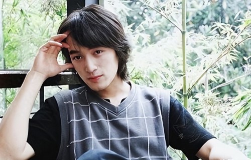 胡歌的父亲原来是他，妻子得乳腺癌去世7年，儿子孙女成精神寄托 