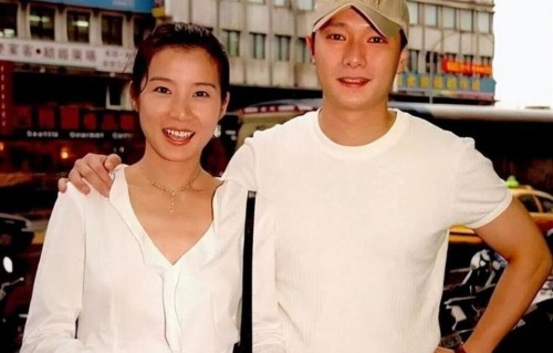 57岁岳翎，20年前嫁加拿大华裔商人，如今婚姻生活很幸福