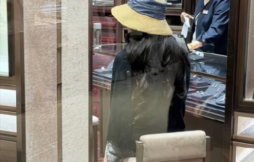 刘亦菲送LV又送黄金，团队福利天花板？