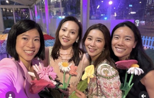 徐子淇办艺术展妹妹罕见现身，姐妹同场没合照，徐子欣低调不上镜