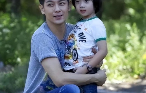 炸了！ 《爸哪》萌娃Kimi消失十年后正脸曝光，16岁身高1米8像妈不像爸，学校泄露引发隐私大讨论