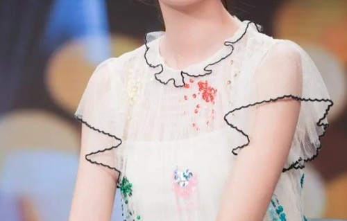 乔欣新戏为拍摄效果被按入海水，险些呛到，女演员的工作也不容易