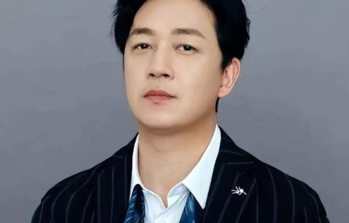 51岁潘粤明“守得云开”：央媒点赞，前妻释怀，他用14年打了一场最体面的翻身仗