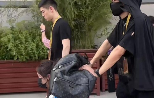 一家四口罕现身，小杨哥懒理大徒弟小黄背刺，二二累到被推着走