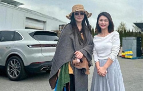 王祖贤在加拿大一家超市外面被偶遇，她状态非常好，打扮贵气时尚