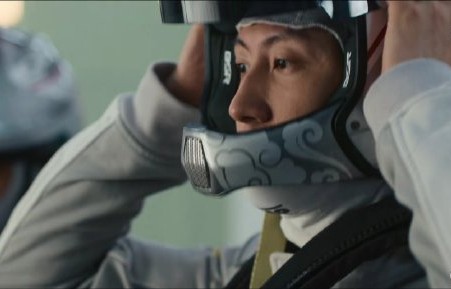 黄景瑜在《飞驰人生3》中饰演的赛车手林臻东有哪些表演突破？