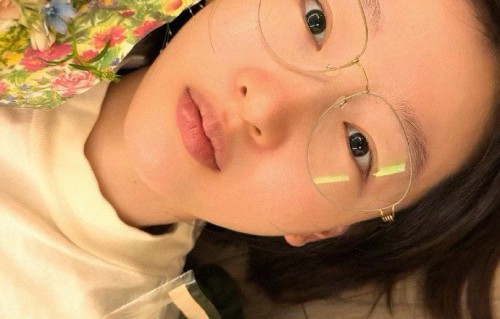 周冬雨：花与少女的惬意时光|鲜花|白色|娱乐圈|微光|车内