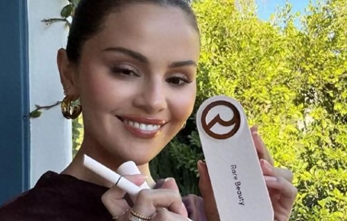 赛琳娜的百变时尚造型：当我宣传Rare Beauty我会穿什么 