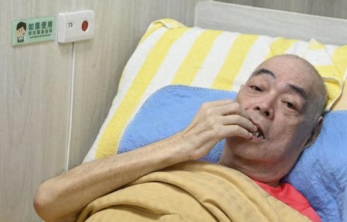 73岁香港歌手住养老院被疏于照顾，一年半没得洗澡，双脚红肿溃烂