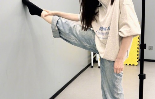 李小冉为《乘风2026》舞台默默付出