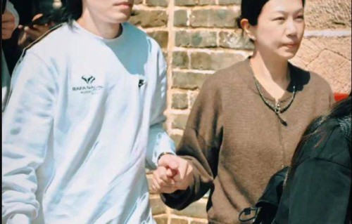 萧敬腾夫妇大孤山祈福,素颜露面不遮痘印,大14岁妻子很宠他!