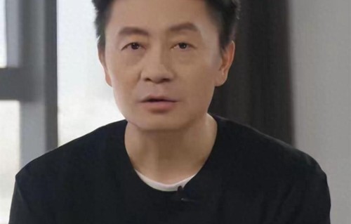知名导演娶小近20岁女演员，如今52岁获封白玉兰，妻子仍貌美如花